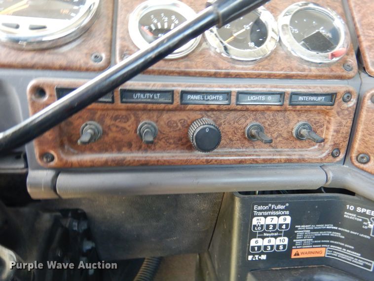 image for item DM6330 2008 Freightliner Classic 120  semi truck