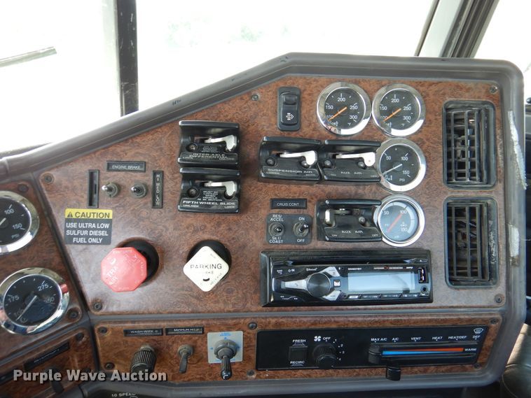 image for item DM6330 2008 Freightliner Classic 120  semi truck