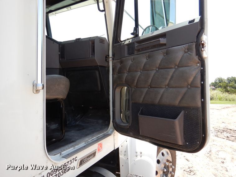 image for item DM6330 2008 Freightliner Classic 120  semi truck