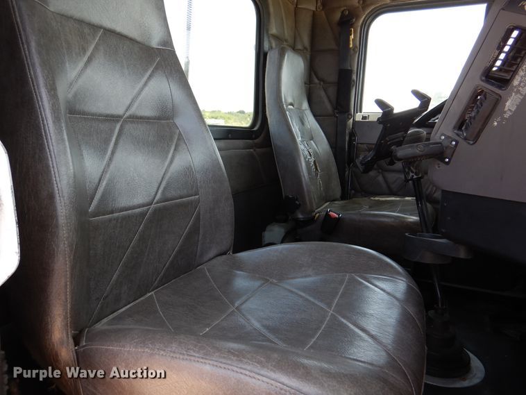 image for item DM6330 2008 Freightliner Classic 120  semi truck