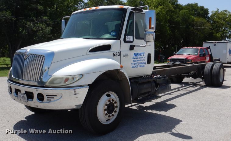 image for item DM6333 2005 International DuraStar 4300  truck cab and chassis