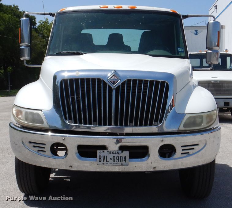 image for item DM6333 2005 International DuraStar 4300  truck cab and chassis