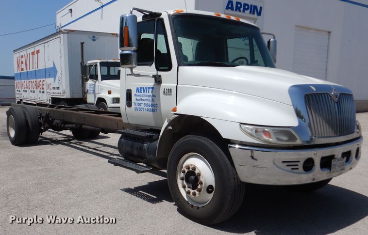 image for item DM6333 2005 International DuraStar 4300  truck cab and chassis