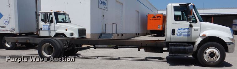 image for item DM6333 2005 International DuraStar 4300  truck cab and chassis