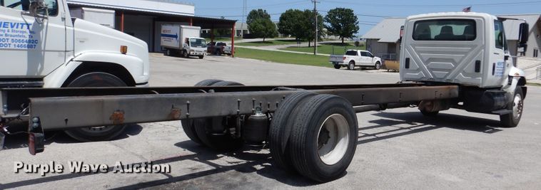 image for item DM6333 2005 International DuraStar 4300  truck cab and chassis