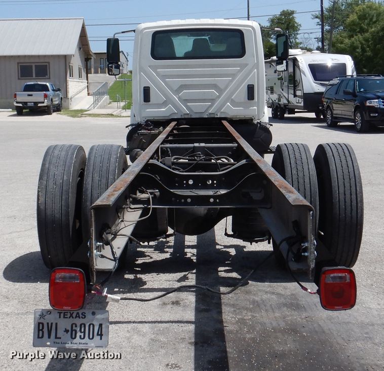 image for item DM6333 2005 International DuraStar 4300  truck cab and chassis