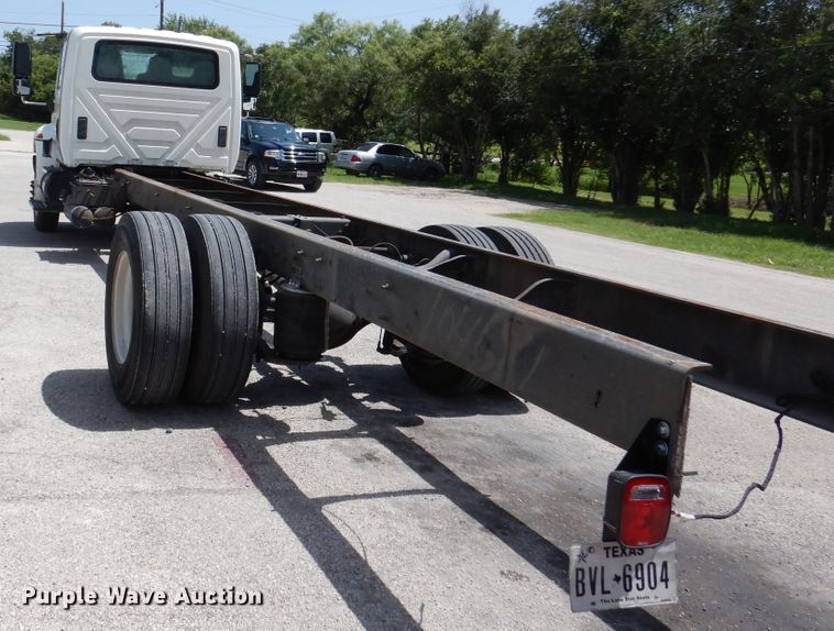 image for item DM6333 2005 International DuraStar 4300  truck cab and chassis