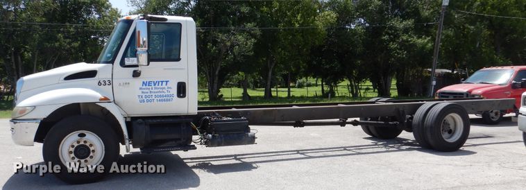 image for item DM6333 2005 International DuraStar 4300  truck cab and chassis