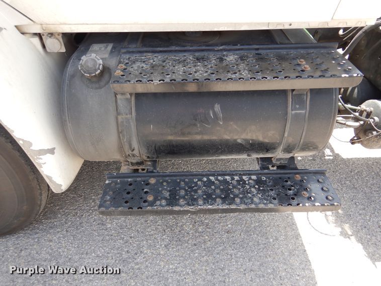 image for item DM6333 2005 International DuraStar 4300  truck cab and chassis