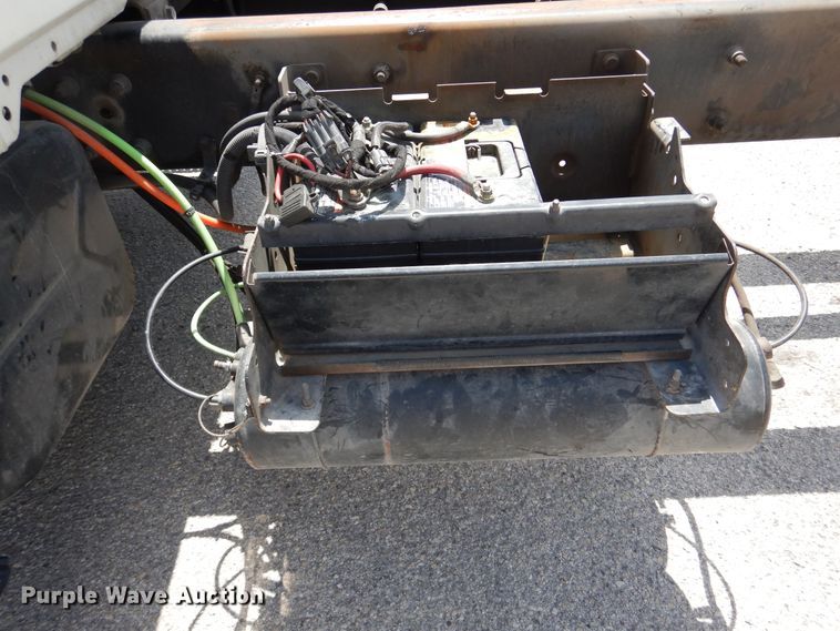 image for item DM6333 2005 International DuraStar 4300  truck cab and chassis