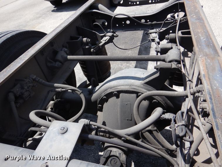 image for item DM6333 2005 International DuraStar 4300  truck cab and chassis