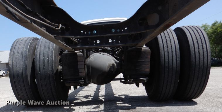 image for item DM6333 2005 International DuraStar 4300  truck cab and chassis