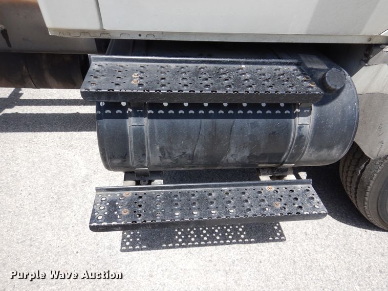 image for item DM6333 2005 International DuraStar 4300  truck cab and chassis