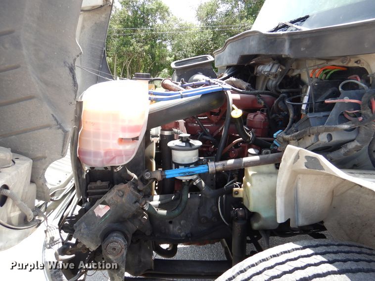 image for item DM6333 2005 International DuraStar 4300  truck cab and chassis