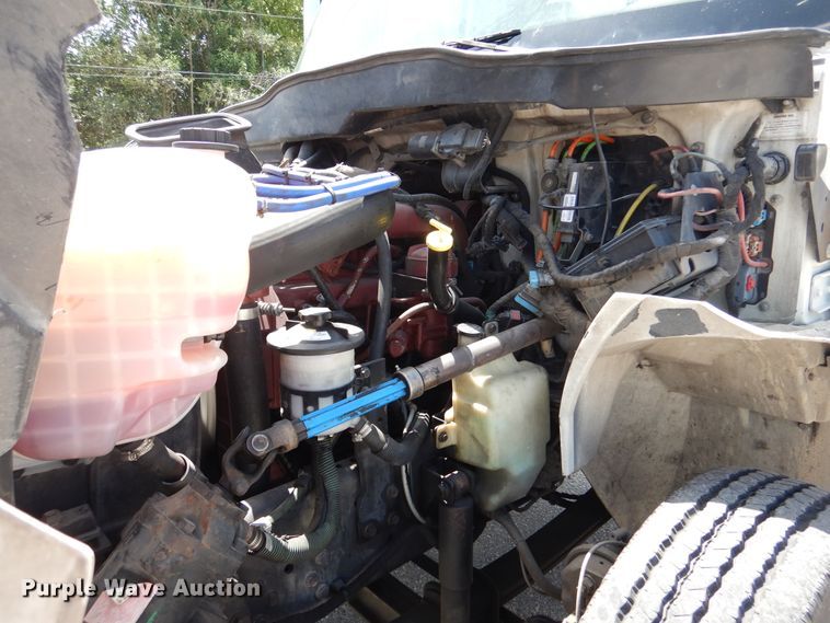 image for item DM6333 2005 International DuraStar 4300  truck cab and chassis