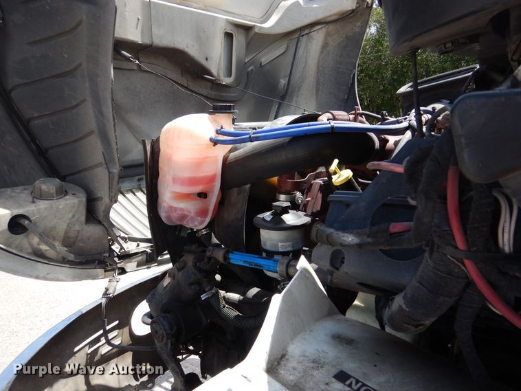 image for item DM6333 2005 International DuraStar 4300  truck cab and chassis