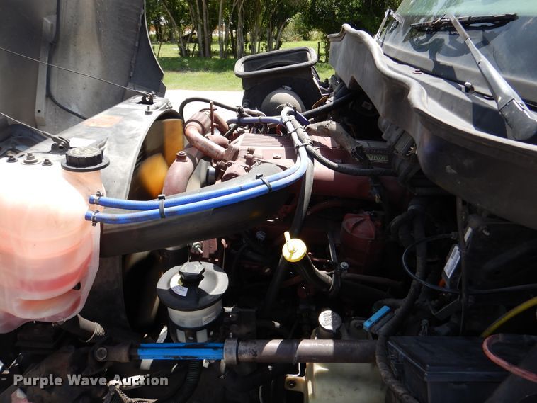 image for item DM6333 2005 International DuraStar 4300  truck cab and chassis