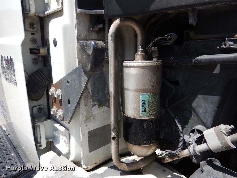 image for item DM6333 2005 International DuraStar 4300  truck cab and chassis