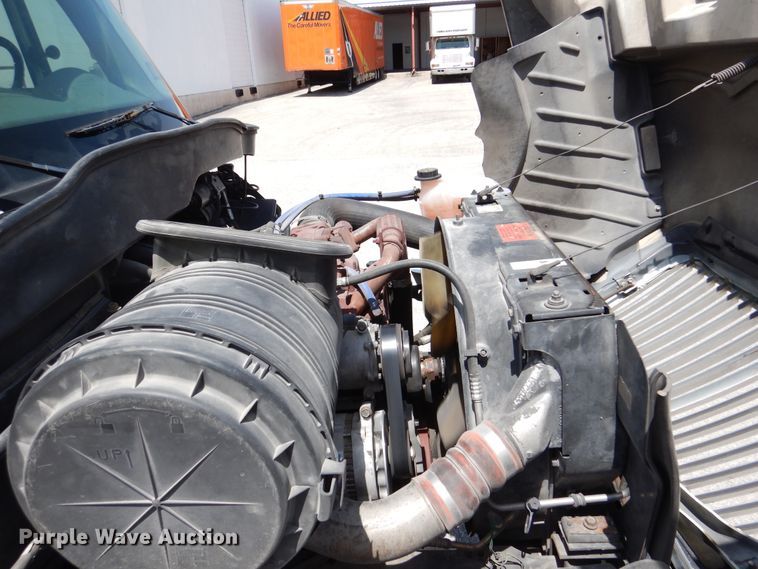 image for item DM6333 2005 International DuraStar 4300  truck cab and chassis