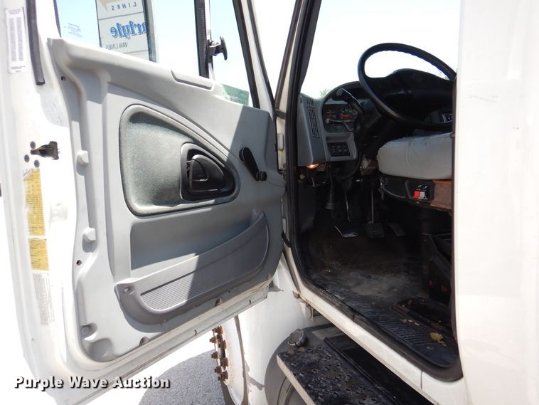 image for item DM6333 2005 International DuraStar 4300  truck cab and chassis