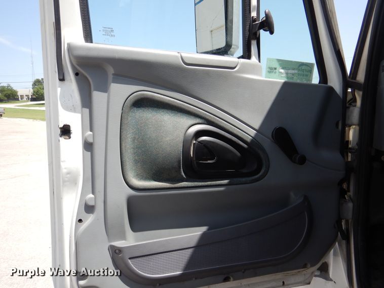 image for item DM6333 2005 International DuraStar 4300  truck cab and chassis