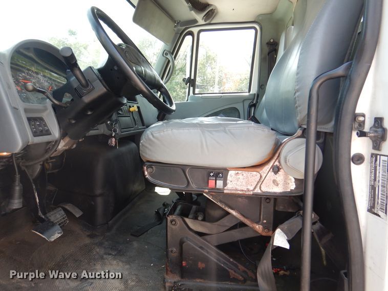 image for item DM6333 2005 International DuraStar 4300  truck cab and chassis