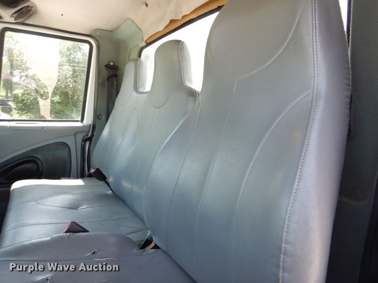 image for item DM6333 2005 International DuraStar 4300  truck cab and chassis