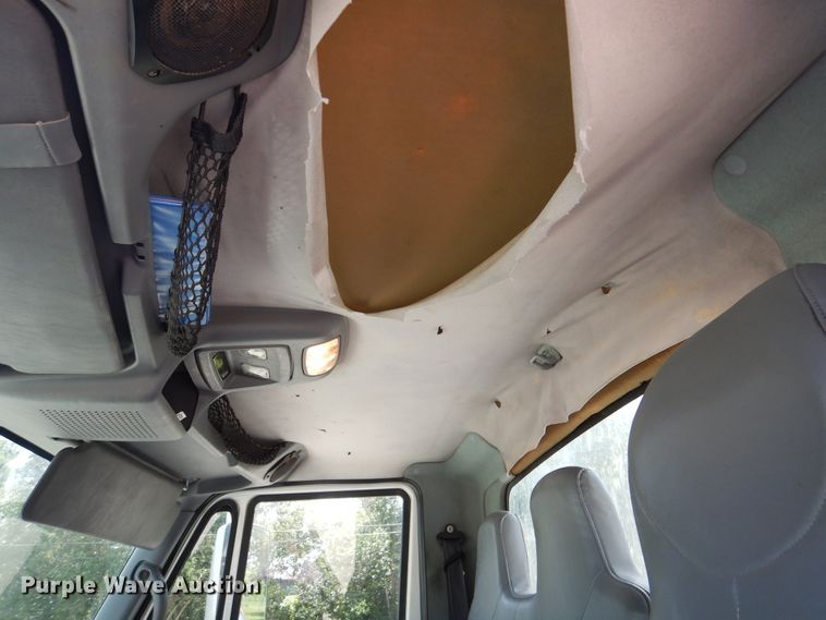 image for item DM6333 2005 International DuraStar 4300  truck cab and chassis