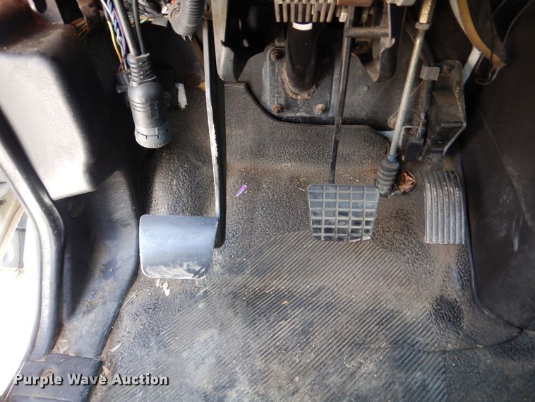 image for item DM6333 2005 International DuraStar 4300  truck cab and chassis