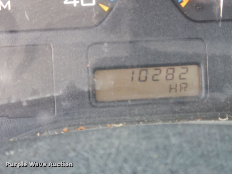 image for item DM6333 2005 International DuraStar 4300  truck cab and chassis