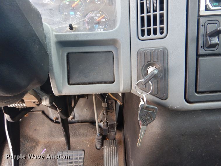 image for item DM6333 2005 International DuraStar 4300  truck cab and chassis