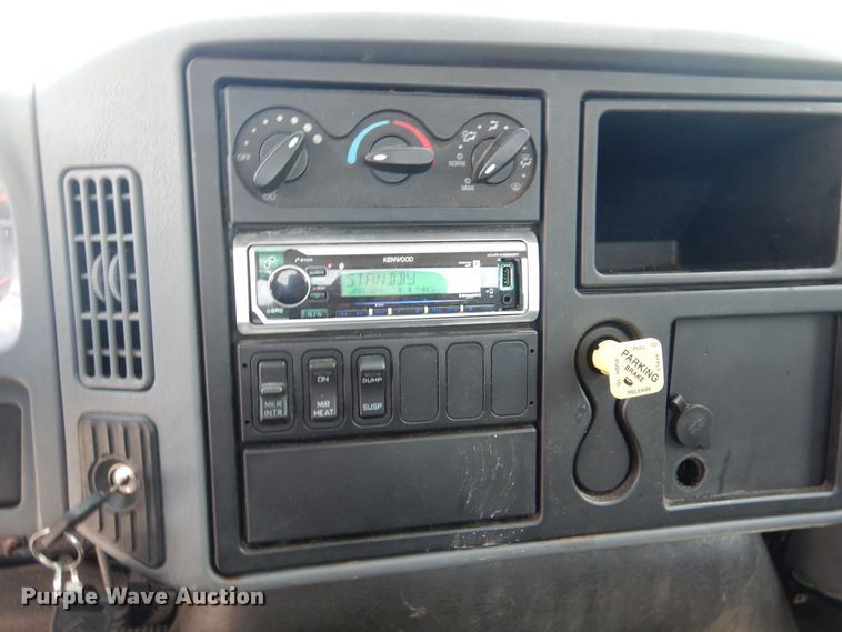 image for item DM6333 2005 International DuraStar 4300  truck cab and chassis