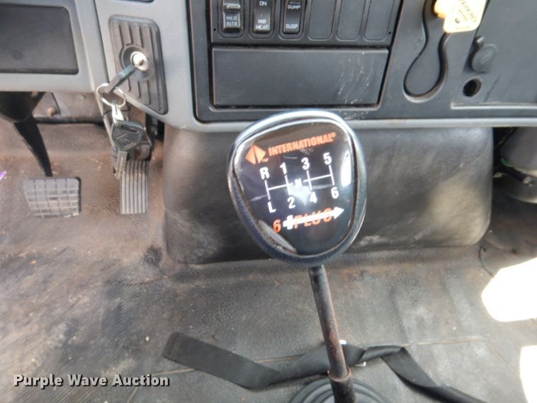 image for item DM6333 2005 International DuraStar 4300  truck cab and chassis