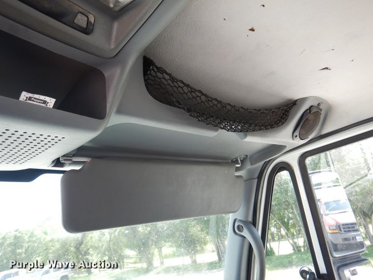 image for item DM6333 2005 International DuraStar 4300  truck cab and chassis