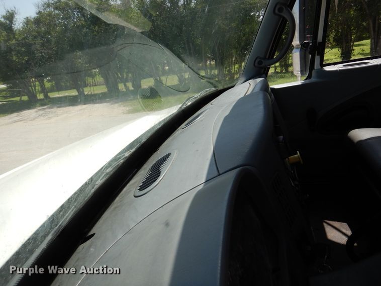 image for item DM6333 2005 International DuraStar 4300  truck cab and chassis