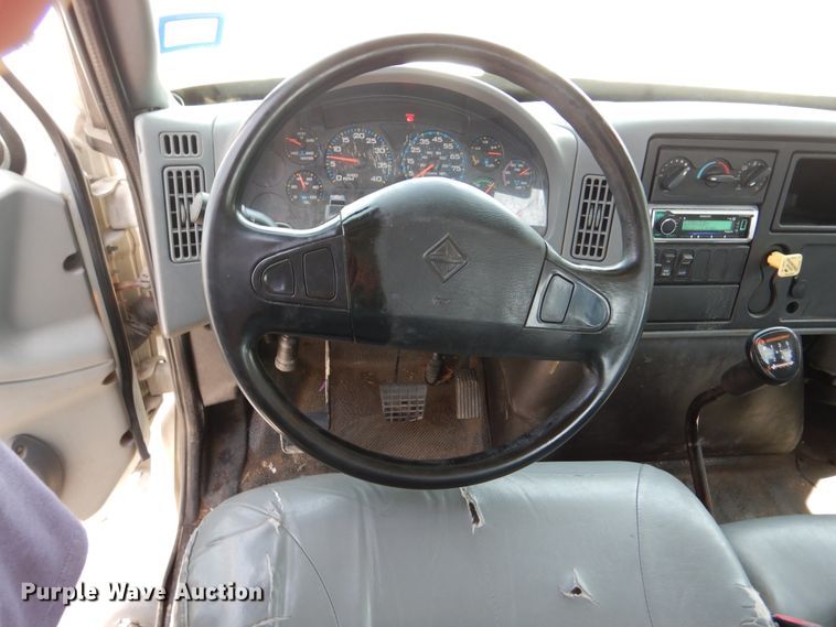 image for item DM6333 2005 International DuraStar 4300  truck cab and chassis