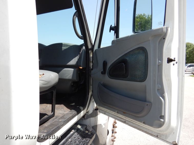 image for item DM6333 2005 International DuraStar 4300  truck cab and chassis