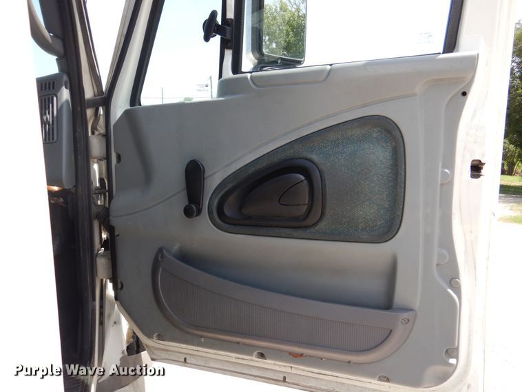 image for item DM6333 2005 International DuraStar 4300  truck cab and chassis