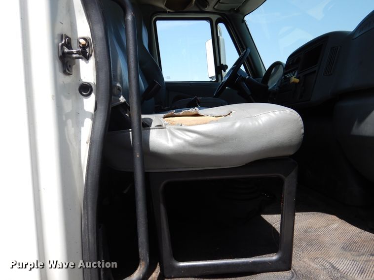 image for item DM6333 2005 International DuraStar 4300  truck cab and chassis