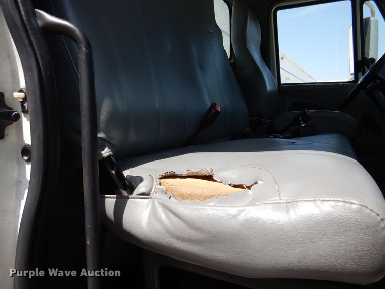 image for item DM6333 2005 International DuraStar 4300  truck cab and chassis