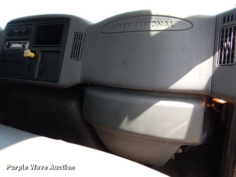 image for item DM6333 2005 International DuraStar 4300  truck cab and chassis