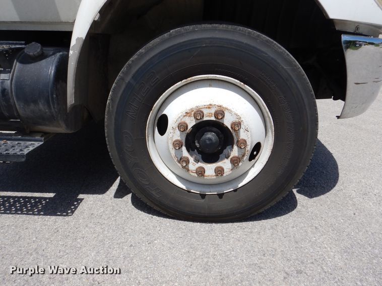 image for item DM6333 2005 International DuraStar 4300  truck cab and chassis