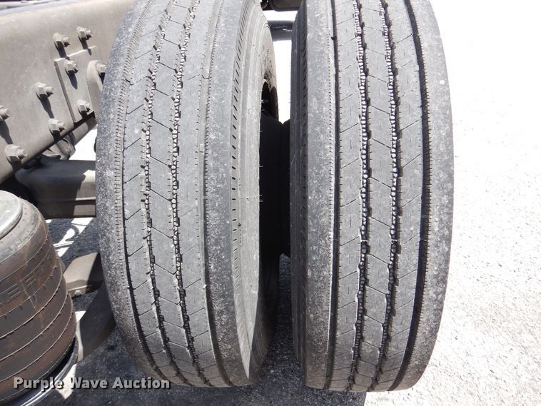 image for item DM6333 2005 International DuraStar 4300  truck cab and chassis