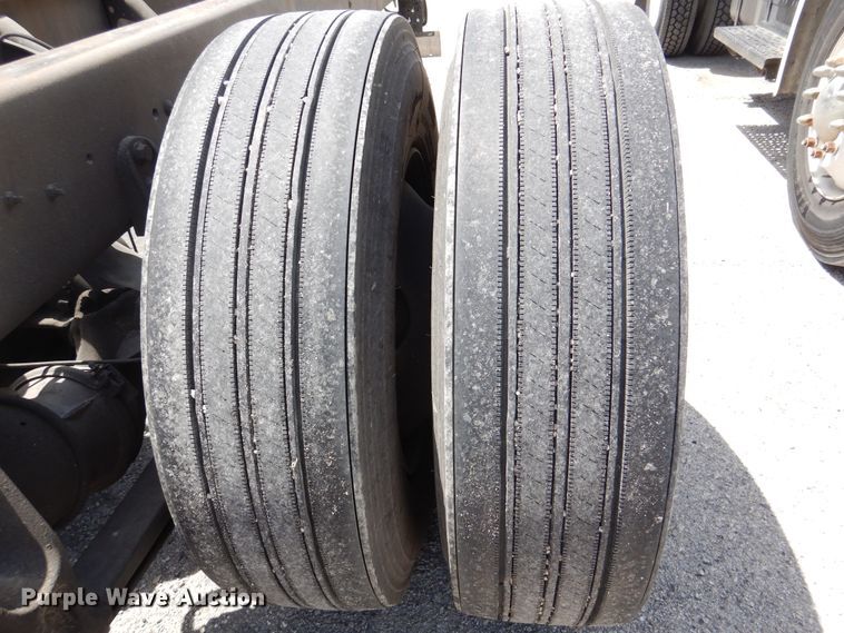 image for item DM6333 2005 International DuraStar 4300  truck cab and chassis