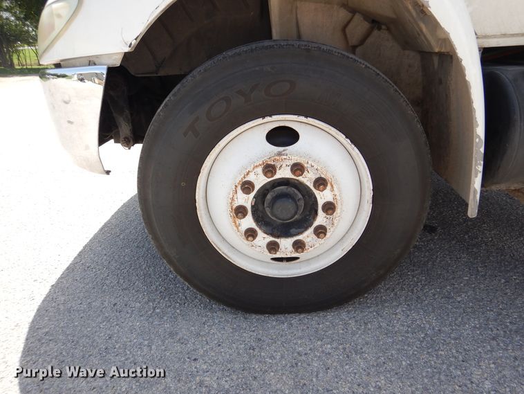 image for item DM6333 2005 International DuraStar 4300  truck cab and chassis