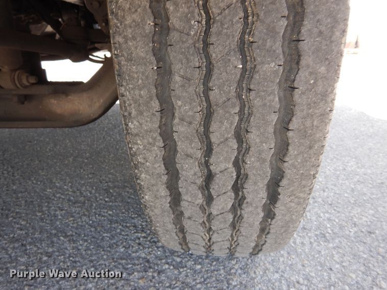 image for item DM6333 2005 International DuraStar 4300  truck cab and chassis