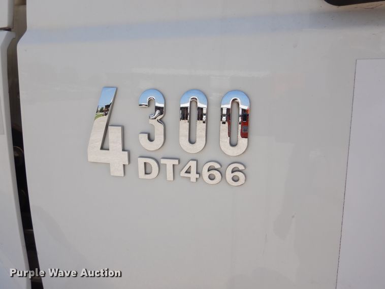 image for item DM6333 2005 International DuraStar 4300  truck cab and chassis