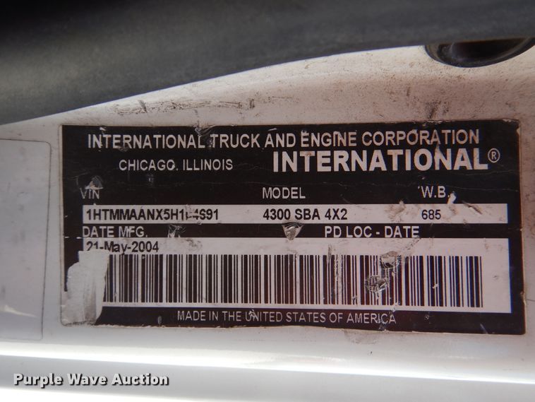 image for item DM6333 2005 International DuraStar 4300  truck cab and chassis