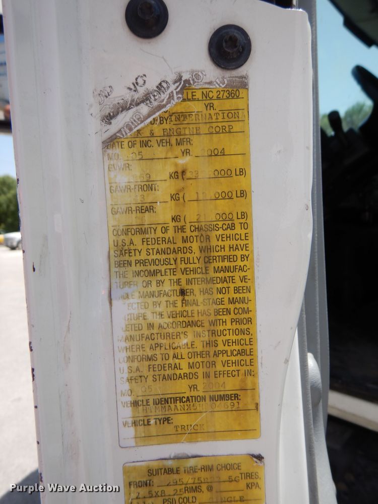 image for item DM6333 2005 International DuraStar 4300  truck cab and chassis