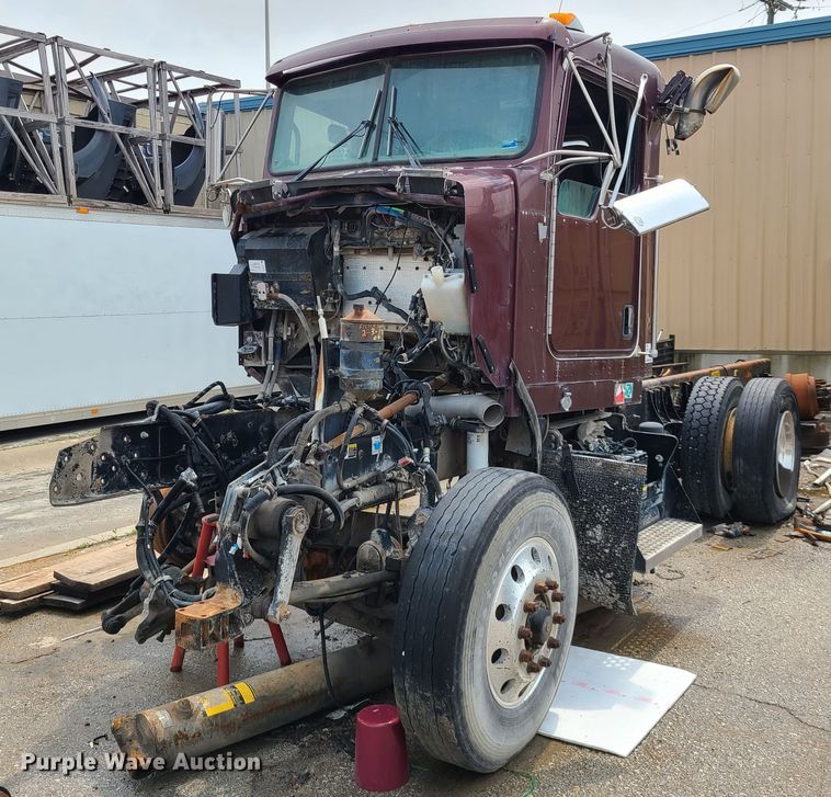 image for item DM8736 2006 Kenworth  truck cab and chassis